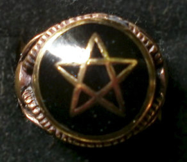 Bronzen Gothic ring, zwarte pentagram pentacle maat 20