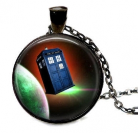 Glazen hanger met ketting Dr Who Tardis met planeet