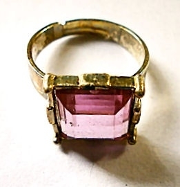 Ring goudkleurige roze steen