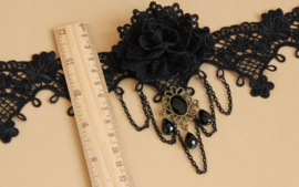 Zwarte Gothic kanten choker met cabochon zwarte roos en zwarte kettingen