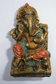 Bronskleurige Ganesha op podium met rode broek 7 cm hoog