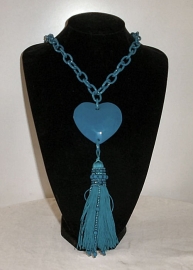 Turquoise kunststoffen ketting met groot hart en franje