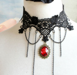 Zwarte Gothic kanten choker met rode cabochon en zwarte kettingen