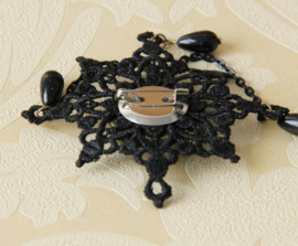 Zwarte kanten Gothic vintage broche pin 7.5 cm