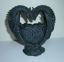 Loving Dragons - Gothic draken met rood acryl hart - 15 cm hoog