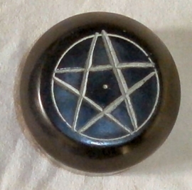 Kleine ronde zeepstenen doos met pentagram