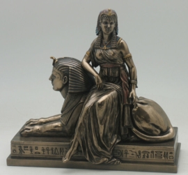 Cleopatra zittend op Sfinx - 25 x 23 x 14 cm