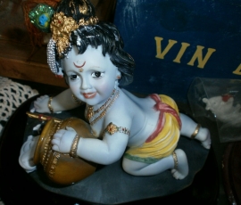 Krishna als kind met waterkruik beeld - 20 x 12 x 16 cm