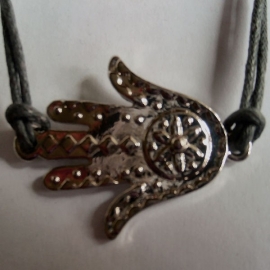 Hamsa armband aan paarse koord