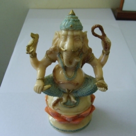 Resin Ganesha pastelkleurig 14 cm hoog