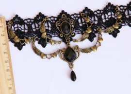 Zwarte Gothic kanten choker met zwarte cabochons en hartjes met vleugels