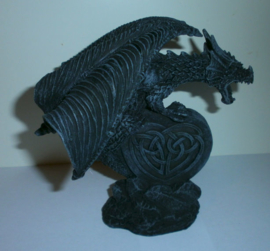 Loving Dragon - Gothic draak met rood acryl hart - 15 cm hoog