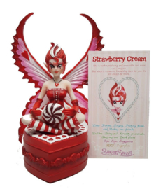 Hartvormig doosje met fee - Sugar Sweet - Srawberry Cream - dessin van Anne Stokes - 15.5 cm hoog