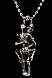 Deathly Embrace - ketting met twee skeletten