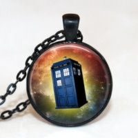 Glazen hanger met ketting Dr Who Tardis oranje bruin