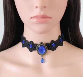 Zwarte gothic kanten vampieren choker met blauw strass steen en blauw lint