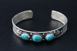 Tibetaanse stijl armband zilverkleurig met blauw howliet stenen