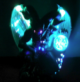 Duivel Lucifer Satan Gehoornde God polystone beeld met ledlicht - 25 cm hoog