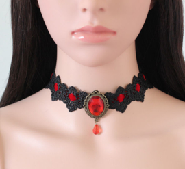 Zwarte gothic kanten vampieren choker met rood strass steen en rood lint