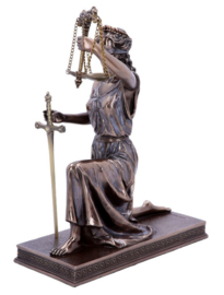 Vrouwe Justitia - bronskleurig - knielend - 25 cm hoog