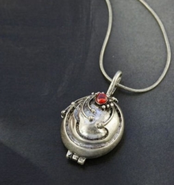 The Vampire Diaries Elena Nina ketting met medaille zilver