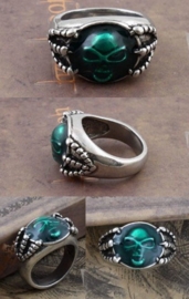 Gothic ring met groene doodskop en drakenklauwen