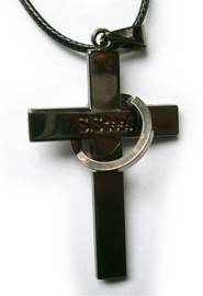 Zwart chirurgisch stalen kruis met gebed 5 cm lang 2