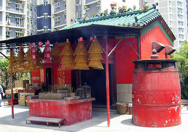 het branden van wierook TinHauTemple Hong Kong - foto graaf Chong Fat.jpg