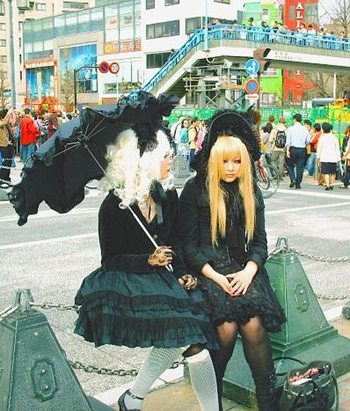 lolita gothic meisjes bij harajuku station japan.jpg