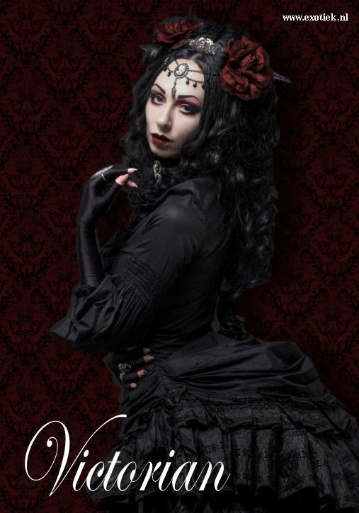 victorian vrouw in zwarte gothic jurk met sieraden victoriaans gotisch weduwe rouw rood behang 4.jpg