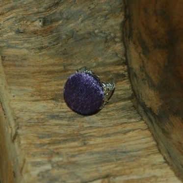 Barokke (zilverkleurige) ring met stofknoop