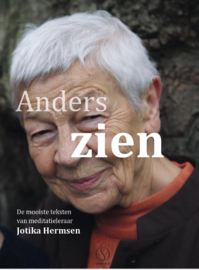 Jotika Hermsen:  Anders zien - De mooiste teksten van meditatieleraar Jotika Hermsen