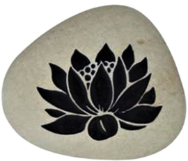 Steen met een lotusbloem 8,5 x 7cm