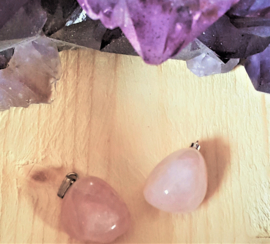 Rozenkwarts edelsteenhanger