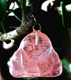 Aardbeienkwarts boeddha edelsteenhanger 17 x 20mm