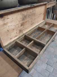 Oude kist met vakken > prachtige patina ! 90x30x10cm