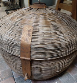 Ronde oude rattan mand met deksel Ø > h 45 x Ø 60 cm