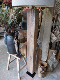Vloerlamp van oud hout op een voetplaat h 147cm