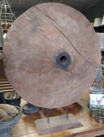 XXL oud houten wiel op voet > h 93 x Ø 80 cm