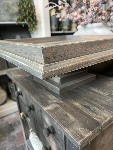 Tray / plateau  op voet van Luksa  > 45/45 x h 17 cm