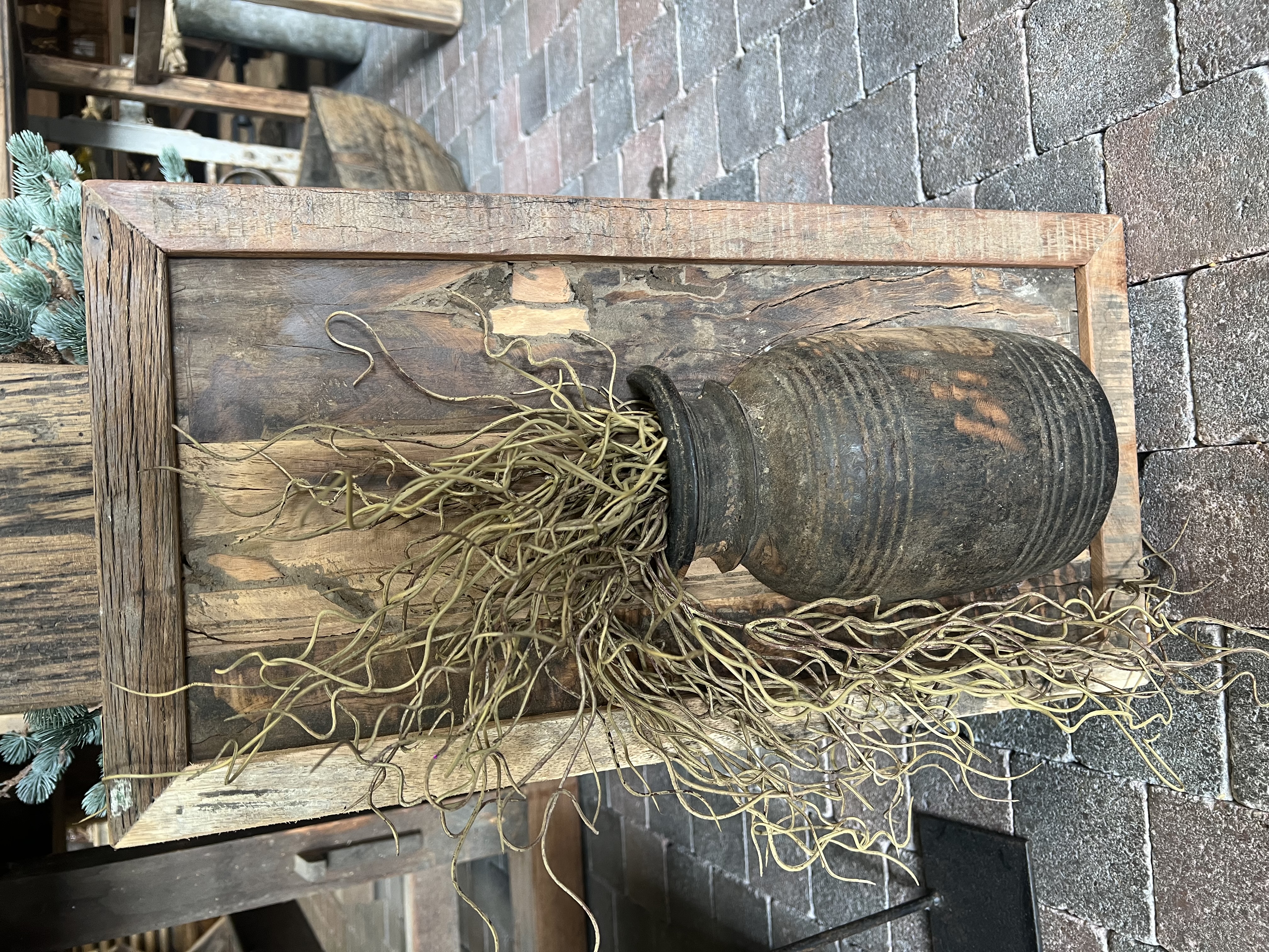 Wandbord ( kader) met Nepalese kruik en een toef