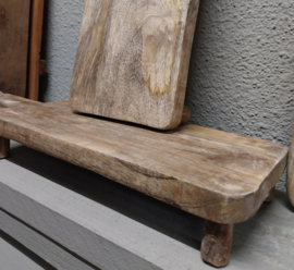 Snijplankje mangohout > op pootjes > afm 40 x 14,5 x h 5 cm..