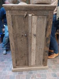 Kastje > oud hout > met planken h 120 cm