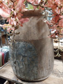 Oud houten unieke kruik XL met " gebruiks-sporen " > J
