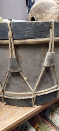 Oude trommel ( gaaf ! ) met stokken Ø 40 x h 28 cm