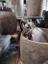 Oud houten " kookpot " met hengsel.