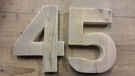 Cijfers en letters van steigerhout v.a.  h18  x d3 cm  € 11,95 .......