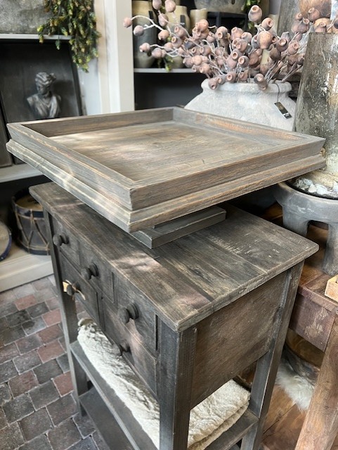 Tray / plateau  op voet van Luksa  > 45/45 x h 17 cm