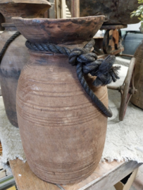 Oud houten waterkruik  = India > h.31 x Ø 15 cm