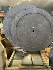 Rond houten ornament op voet 1) > h 61 x Ø 47 cm ( UNIEK )